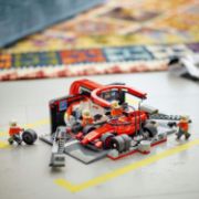 Obrázek Zastávka v boxech F1® a personál s vozem Ferrari