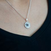 Obrázek Stříbrný náhrdelník Harry Potter - Nástupiště 9 a 3/4 s krystaly (Ag 925)